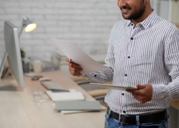 Executivo segurando uma papelada de documentos