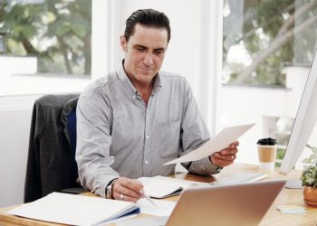 Como melhorar a produtividade e organização do seu escritório com as pastas suspensas?