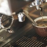 Máquina de café quebrou? Saiba por que contratar uma assistência técnica de cafeteira expresso é a melhor opção.