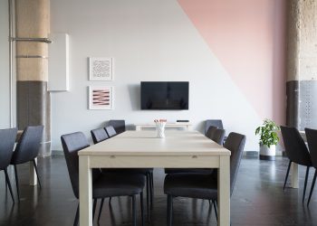 Entenda como ter uma tv no escritório e aumentar a produtividade