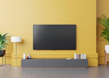 Sala de estar moderna com TV instalada em um suporte de TV de parede