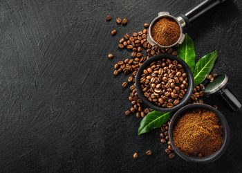 Grãos de cafés especiais sobre a mesa